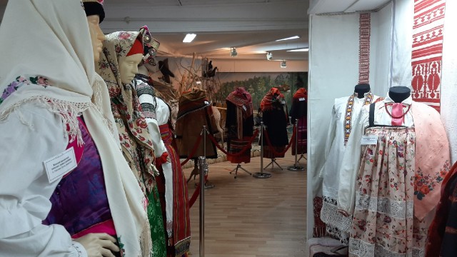 Сытоминский коллекционер привезла в Лянторский музей 40 старинных нарядов