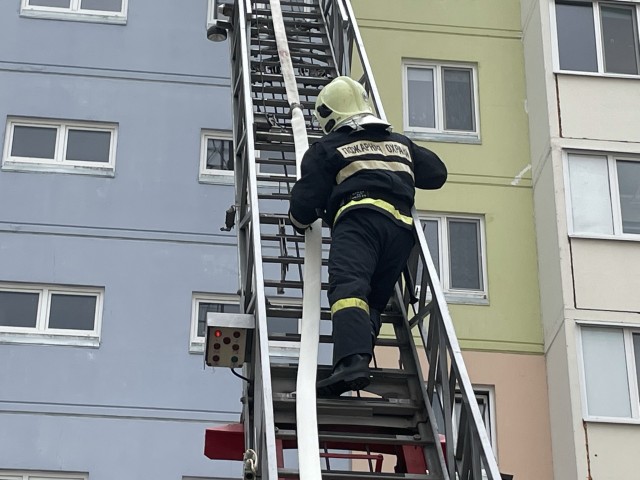 ​В Фёдоровском произошёл пожар в пятиэтажке