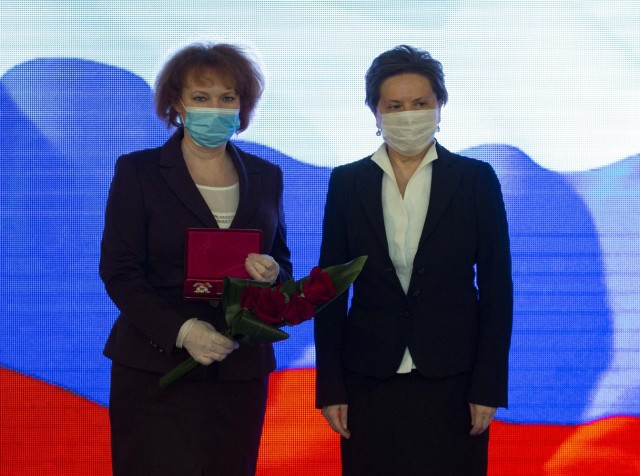 Наталья Комарова наградила врачей и нефтяников Сургута