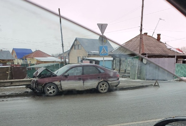 В Тюмени водитель бросил протараненную забором Тойоту
