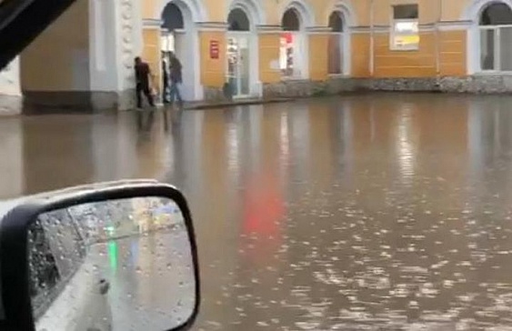 В Башкирии сильный ливень затопил улицы города Салават