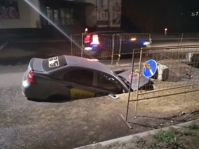 В Костроме автомобиль такси провалился в дорожный раскоп