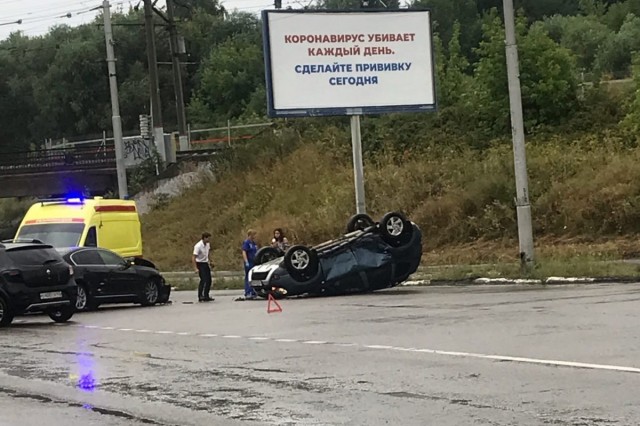 В Рязани на улице Горького в перевернувшемся авто пострадал водитель