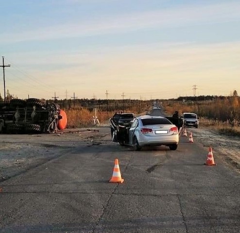 На 303 км автодороги «Лянтор - Большие Леуши» в ДТП с большегрузом погиб молодой человек