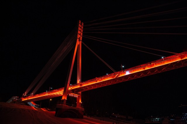 В Тюмени 17 апреля мост влюблённых подсветят красным цветом
