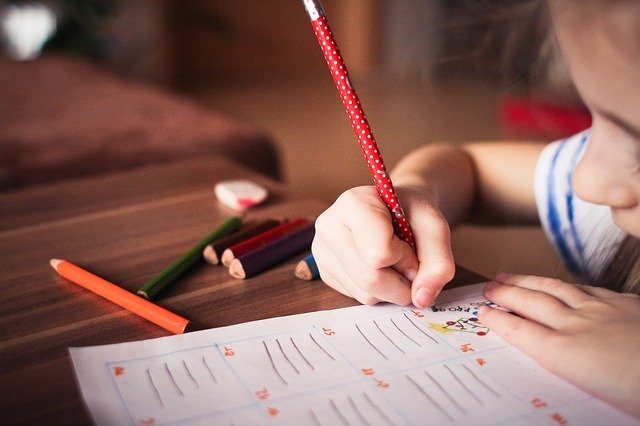 В Краснодаре в школе №46 ученикам не хватает места за партами