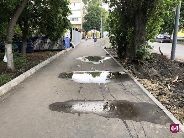 В Саратове из-за ремонта тротуара не сохнут лужи