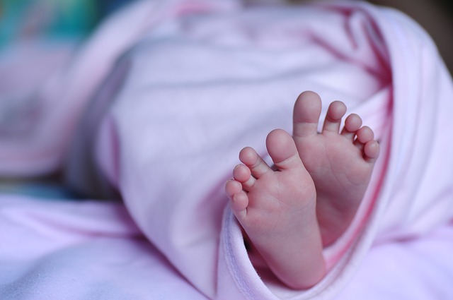 В Тюмени 4-месячного малыша пытаются спасти от пневмонии с осложнениями