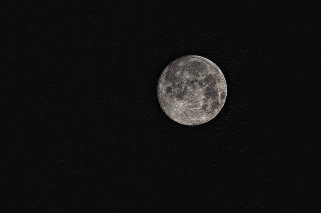 Астрологи объяснили гигантскую луну над Костромой