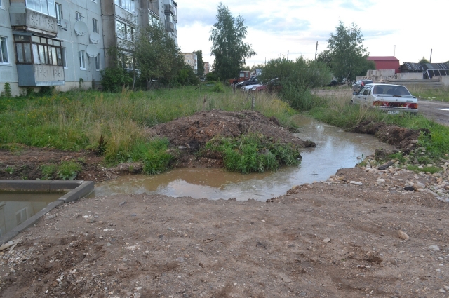 В Тверской области опасные стоки затопили подвал и двор жилого дома