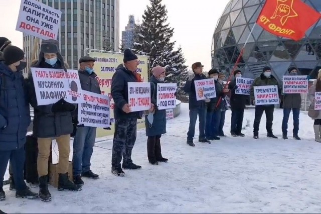 ​В Новосибирске митингующие требуют отставки министра здравоохранения