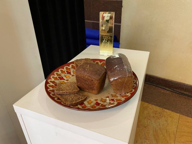 ​Губернатора Югры в Сургуте угостили экспериментальным хлебом с лишайником