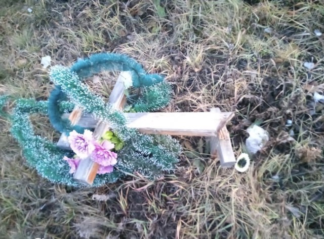 ​В Омской области малолетки разгромили сельское кладбище