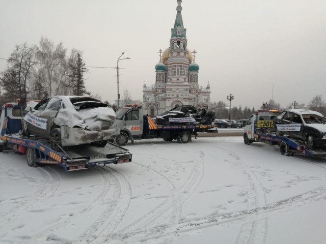 В Омске прошёл автопробег искорёженных машин В Омске прошёл автопробег искорёженных машин