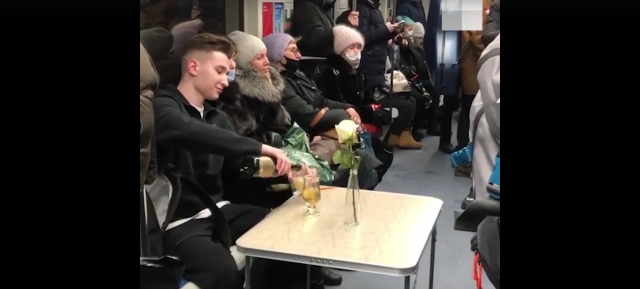 ​В Екатеринбурге музыканты, которых уже штрафовали за флешмобы, устроили свидание в метро