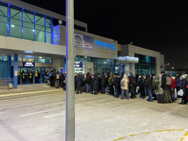 В Омске пассажирам аэропорта пришлось ждать рейсов в очереди на морозе