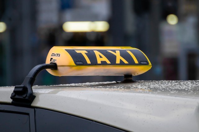 ​Услуги такси в Сургуте подорожали в 4 раза за ночь