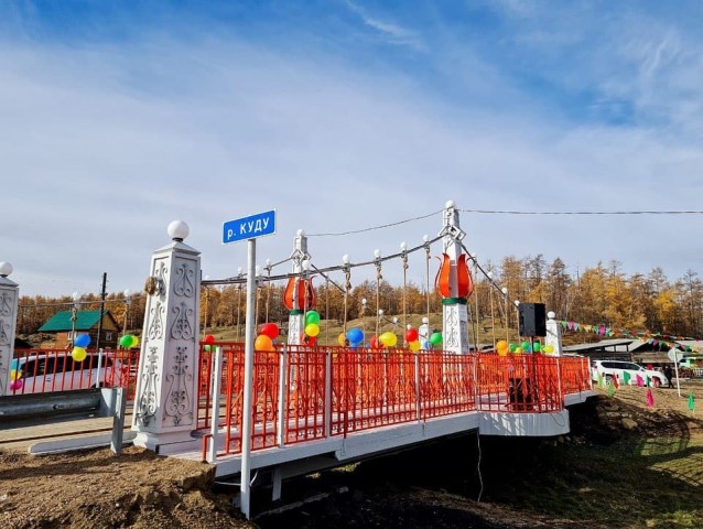 В Якутии семья построила 16-метровый мост в честь 66-летия супружеской жизни В Якутии семья построила 16-метровый мост в честь 66-летия супружеской жизни