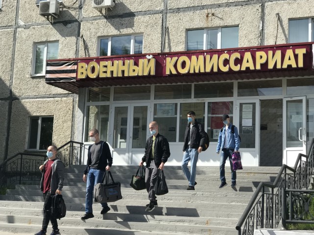 ​Ещё около 20 парней Сургутского района отправились служить