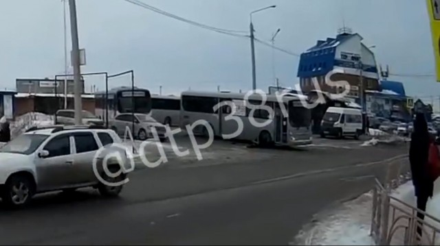 В Иркутске автобус протащил по дороге пассажира, застрявшего в дверях