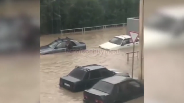 В Сочи на участке федеральной трассы в районе границы с Абхазией из-за потопа остановлено движение