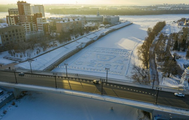 ​В центре Омска на реке появилось снежное поздравление с Новым годом