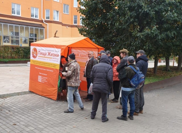 В Смоленске установили палатку с питанием для нуждающихся