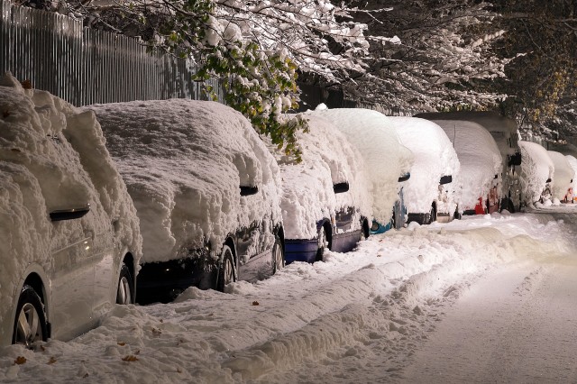 ​В Оренбурге грозит штраф за чистку снега с тротуаров на проезжую часть
