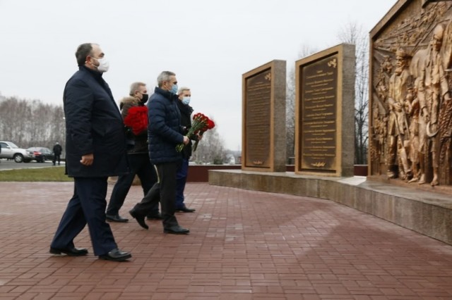 Глава Тюменской области Александр Моор возложил цветы к памятнику труженикам тыла