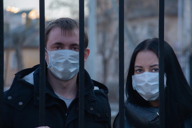 Двое жителей Саратова заплатят по 15 тыс рублей за несоблюдение масочного режима