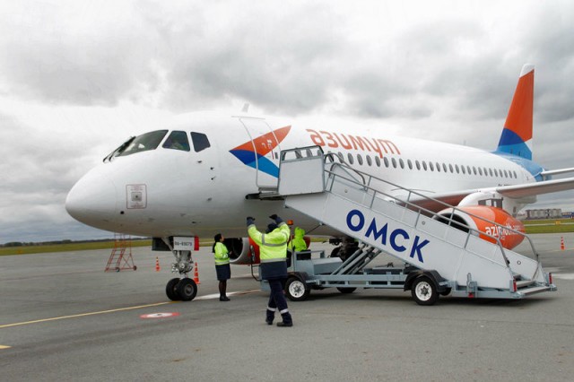 ​Сотрудники Омского аэропорта жалуются губернатору на новый график работы