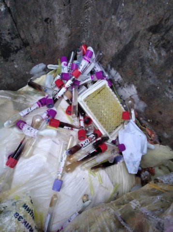 В Новотроицке в мусорном баке обнаружили пробирки с анализами крови