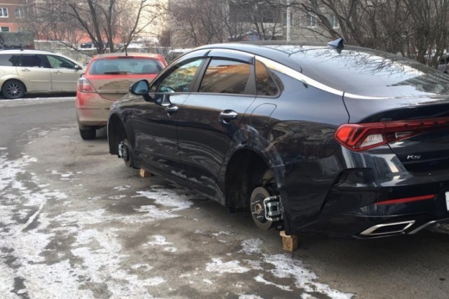 В Екатеринбурге в микрорайоне Ботанический произошла серия краж из автомобилей