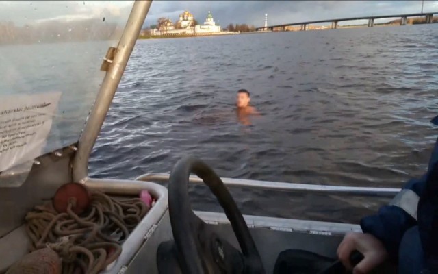 В Костроме пьяный водитель пытался уплыть от ГАИ