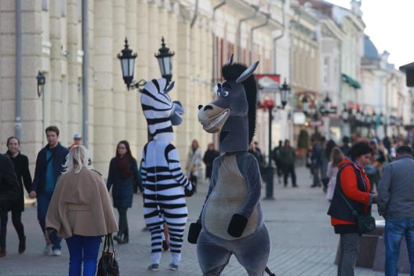 Казанцы попросили мэра взять под контроль работу зебр-аниматоров с улицы Баумана