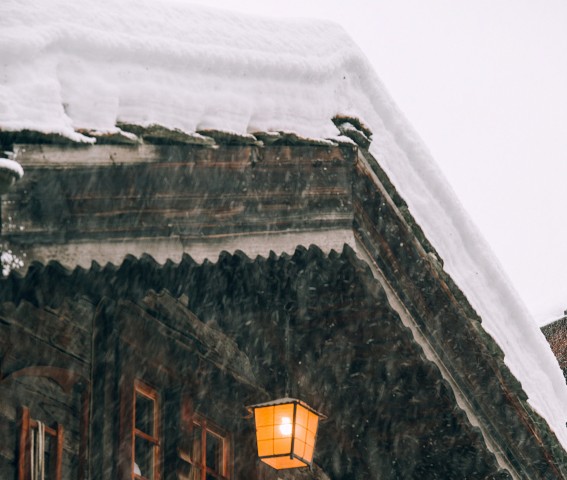 Снег упал с крыши на проходившего мимо человека в Петрозаводске