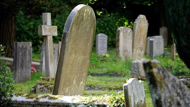Труп одинокой женщины в Гдове не могут похоронить более двух месяцев