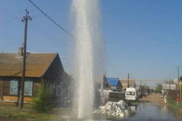 В Астрахани мощный фонтан забил из-под земли