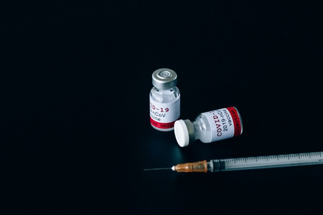 ФБУЗ центр эпидемиологии в Тюменской области пояснил механизм действия двух прививок от COVID-19