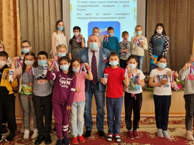 ​В Лянторе директор школы рассказал детям об истории Дня России