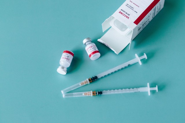 В поликлиниках Тюмени отменяют назначенную вакцинацию от коронавируса