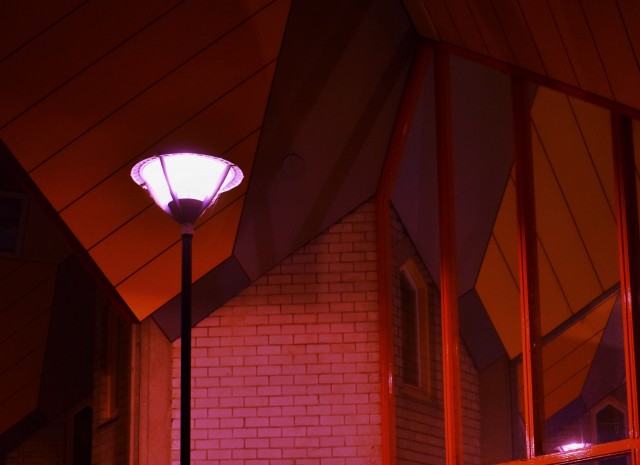 Вандалы выдрали умные фонари в сквере Томска
