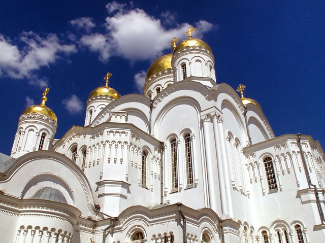 Жители Костромы заступились за лазающих по церкви подростков