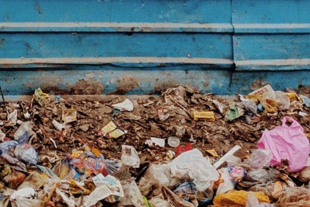 Жители Сургута сделали из остановки «Промышленная» мусорную свалку