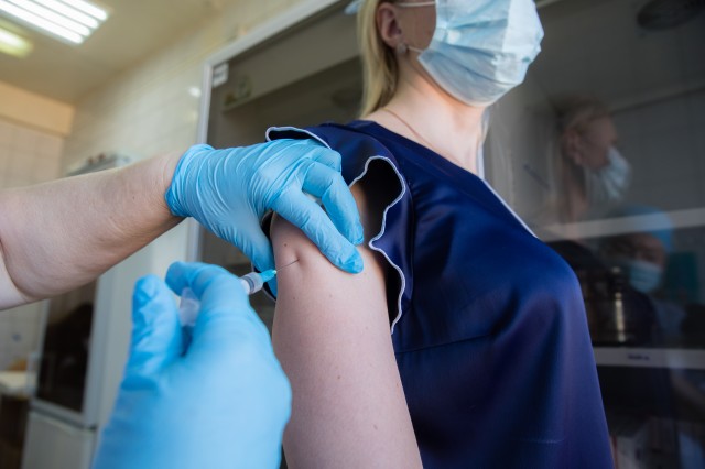 ​После прививки ковидом заразились только 0,06% пациентов Сургутской районной поликлиники