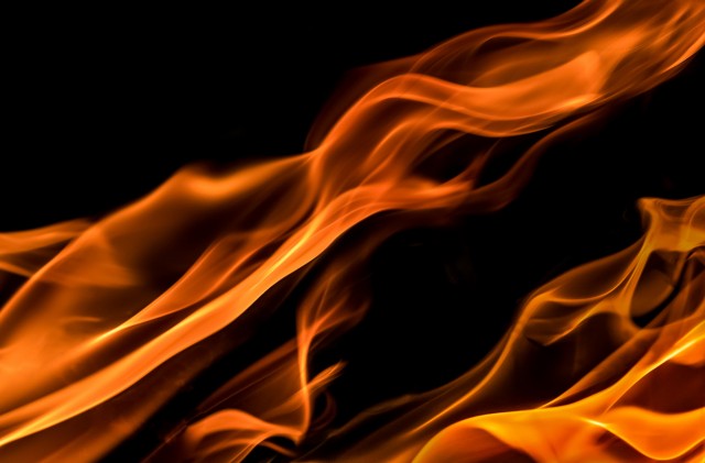 Погибшего в пожаре в Пыть-Яхе мужчину будут судить за смерть двоих детей