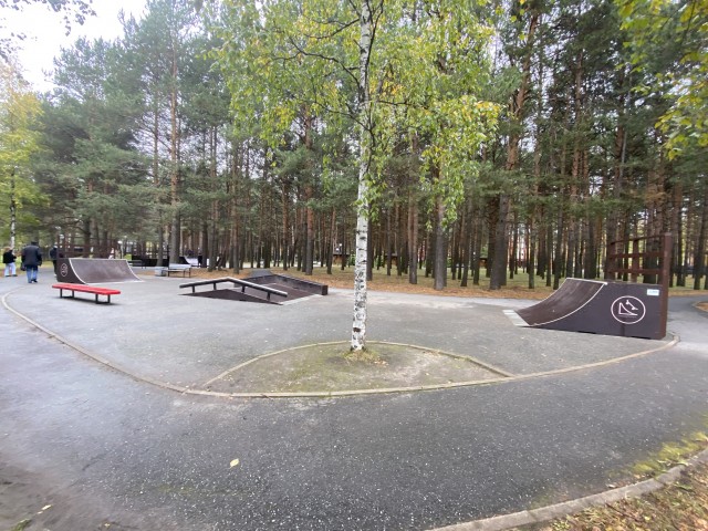 В Сургуте в сквере Энергетиков открыли скейт-парк