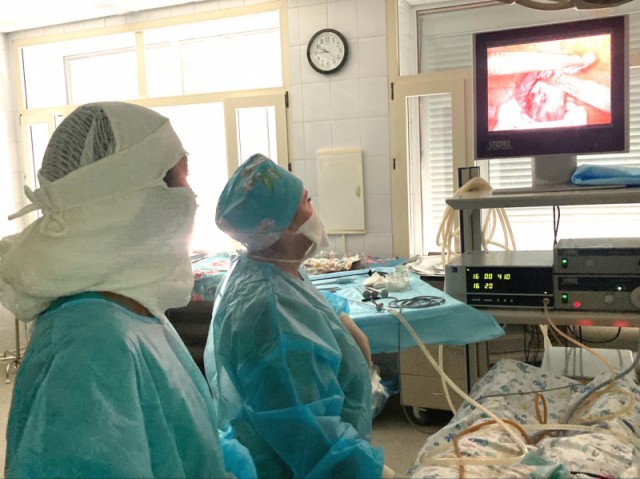 В Сургуте хирурги удалили 17-летней пациентке 20-сантиметровую опухоль
