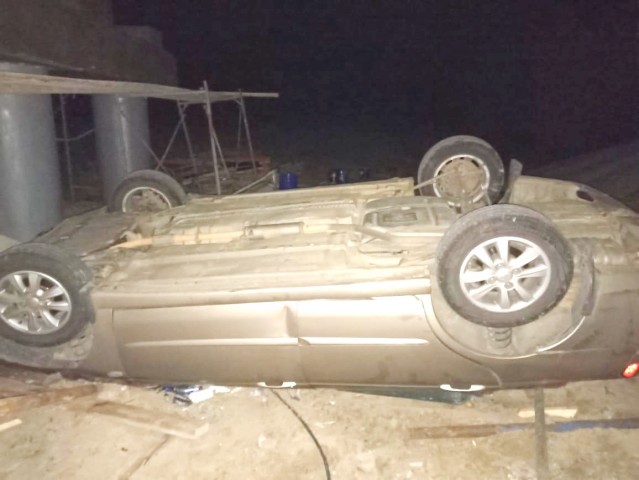 В Югре при падении автомобиля Kia с моста пострадали два человека