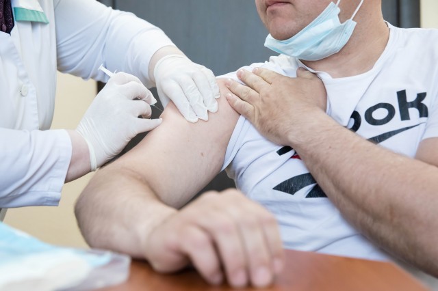 ​В Югре от ковида вакцинировались более 55% жителей от плана